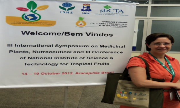 Acadêmica Cleussara Fraga durante a apresentação do trabalho