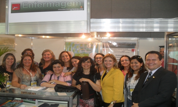 Presidente do Conselho Federal de Enfermagem, Marcia Krempel, e o presidente do Conselho Regional de Enfermagem, Ricardo Rivero, estiveram no estande