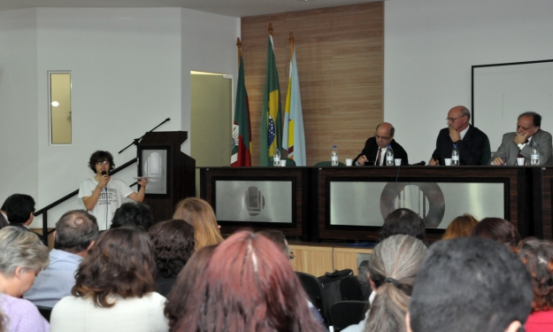 A comunidade universitária pôde fazer perguntas. Fotografias Katia Dias/ACS