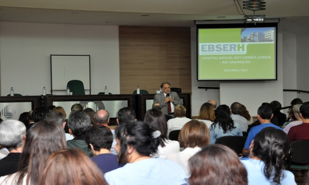 Com o anfiteatro do campus saúde lotado...