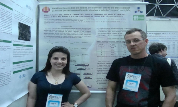 Bianca Trevizan e o orientador, professor doutor Carlos Peixoto