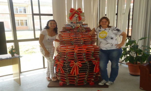 Árvore de Natal é feita de livros por estagiárias de Biblioteconomia -  Universidade Federal do Rio Grande - FURG