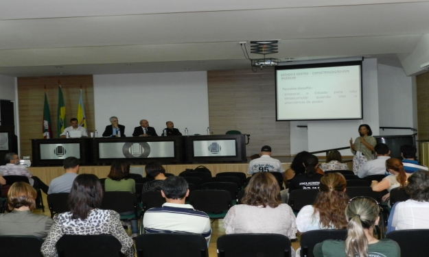 Plateia assistiu atenta às palestras