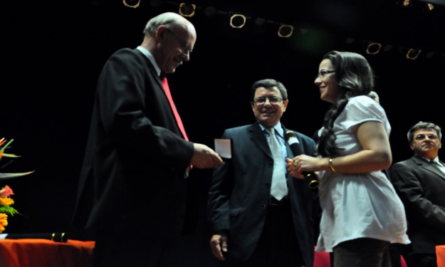 Mérito Universitário para Odilon Gomes, representado por sua sobrinha