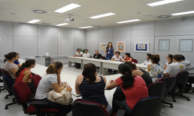 Adriana Demolier faz apresentação aos alunos