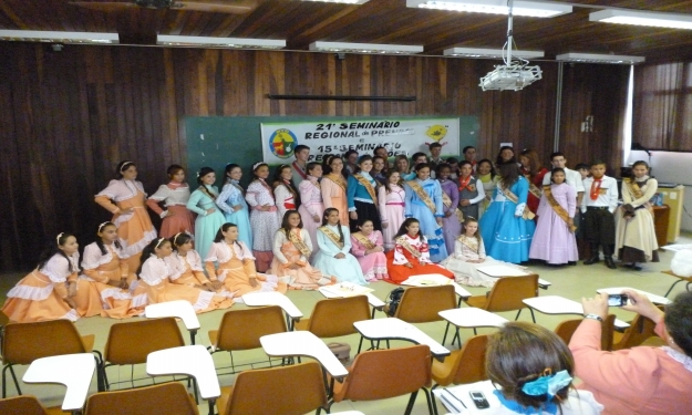 Participantes do Seminário Regional de Prendas e Peões
