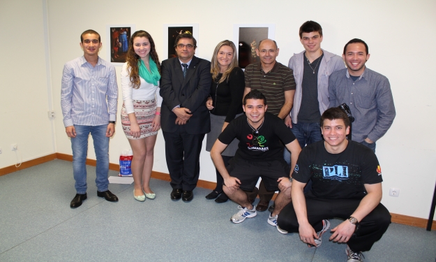 Grupo de bolsistas: Jéssica Silva, Victor Leite, Evandro Santos, Pablo Pinho, João Bersch da Cruz, Robson Lima, vice-reitor da Universidade de Coimbra, profª. Vivian Paulitsch e prof. Vasco Vaz