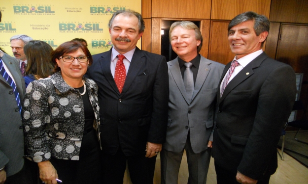 Reitora Cleuza Dias, ministro Mercadante, Mauro del Pino e deputado Marroni
