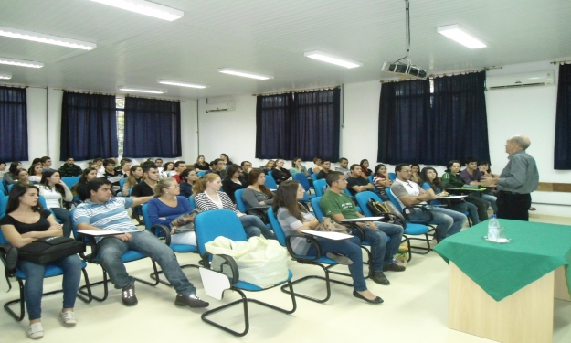 Palestra sobre Engenharia foi ministrada pelo engenheiro e professor da FURG Juarense Cardoso Neves