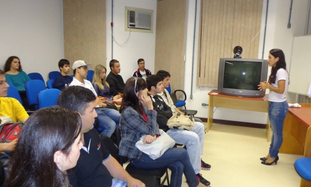 Palestra sobre o sistema de bibliotecas da FURG é ministrada pela bibliotecária Jovana Soares Urruth 