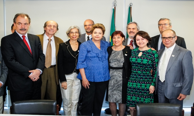 Ministro Mercadante, presidenta Dilma, reitora da FURG e autoridades universitárias