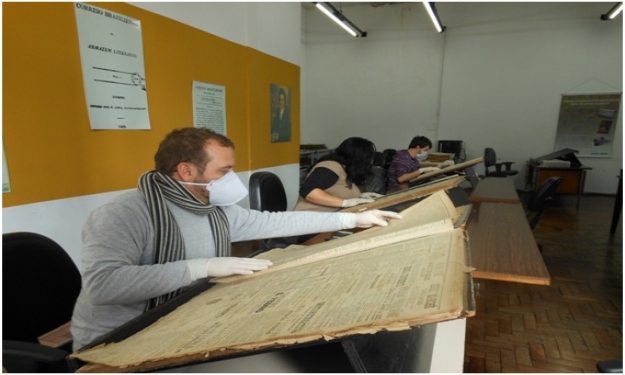Acadêmicos realizam  pesquisa em jornais do Museu de Comunicação Hipólito José da Costa. Da esquerda para direita: Leonardo Goulart, Pâmela Fortes e Douglas Duarte