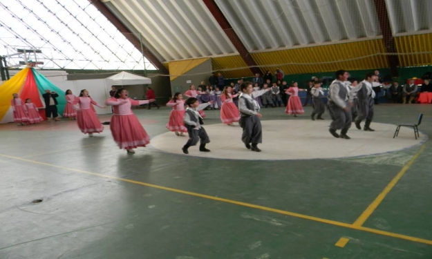 Danças tradicionais no ginásio