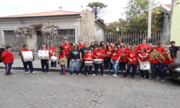 Integrantes do Geiam participam de desfile com a Escola Altamir de Lacerda