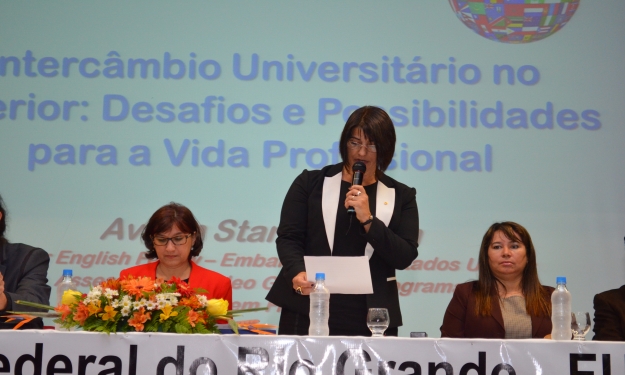 Pró-reitora de Graduação Denise Varella Martinez durante solenidade de abertura da 12ª MPU