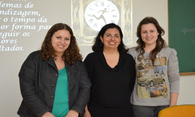 pedagoga Daniele Barros Jardim, psicóloga Cynthia Castiel e Camila Trindade, bolsistas da equipe da PRAE.