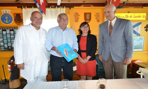 Grill recebeu da reitora e do diretor, exemplar do livro do fundador do museu, prof. Eliézer de Carvalho Rios