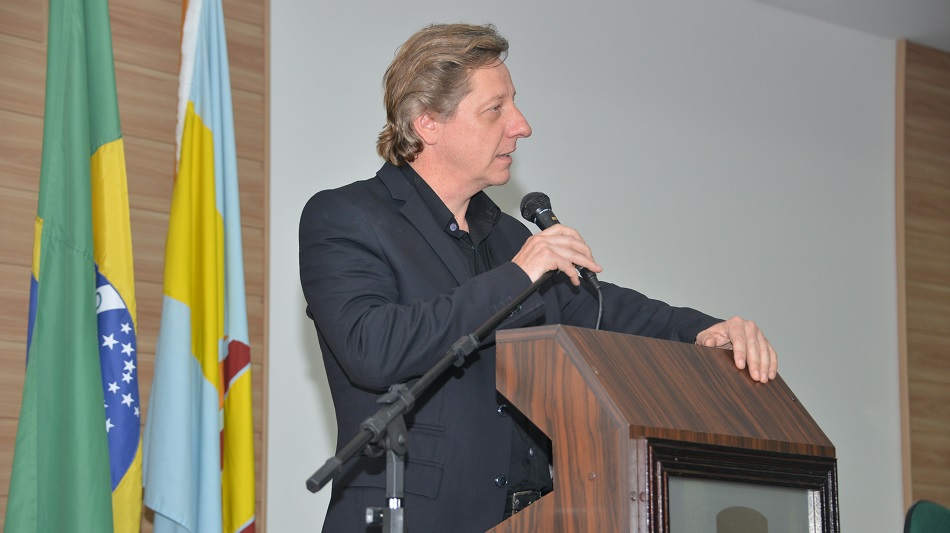 Professor Fernando Hartmann durante cerimônia de abertura