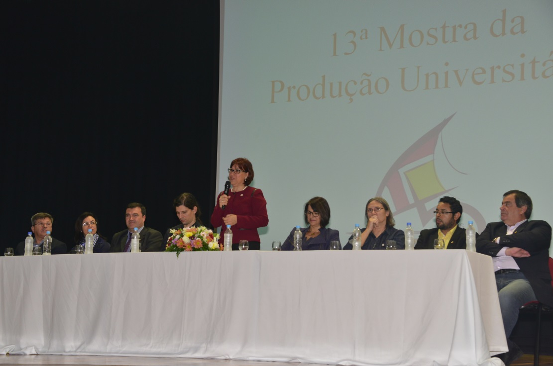 Reitora Cleuza Dias e sua equipe de trabalho durante cerimônia de abertura