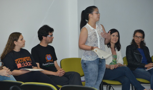 Acadêmica Andressa Vargas durante relato de experiências