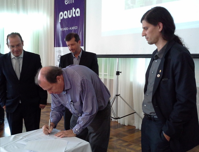 Presidente da AGDI Aloisio Nóbrega durante assinatura do documento