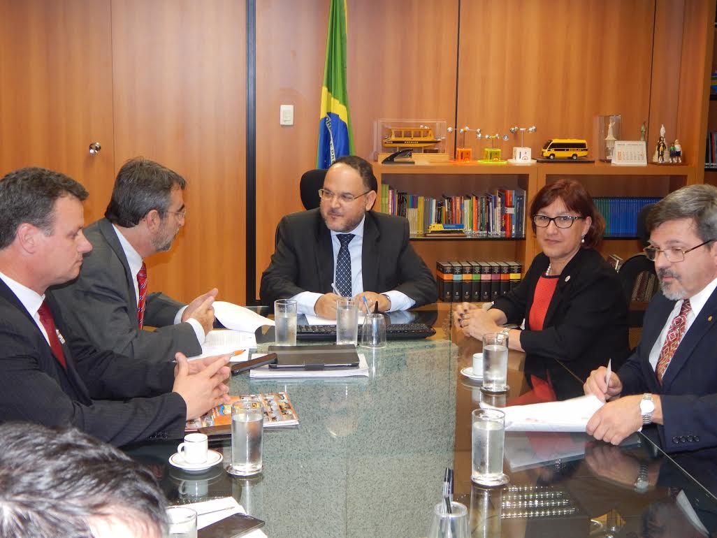Reitora Cleuza Dias durante reunião em Brasília
