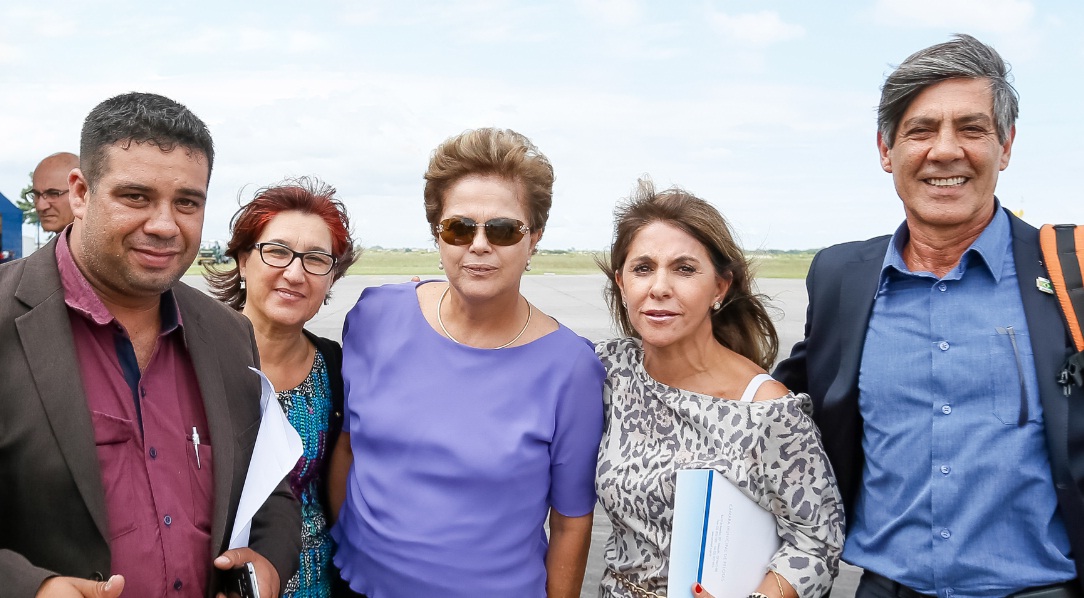 Reitora Cleuza Dias e a Presidenta Dilma Rousseff durante a chegada no aeroporto de Pelotas