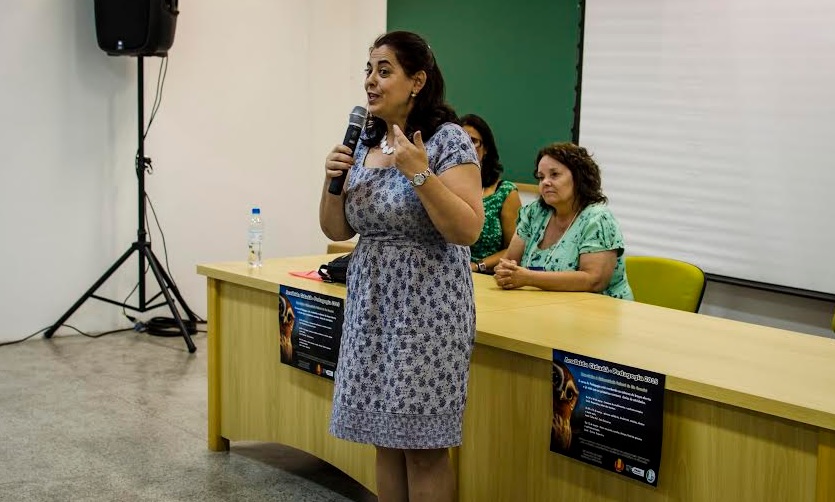 Professora Maria Alonso Mota durante atividade