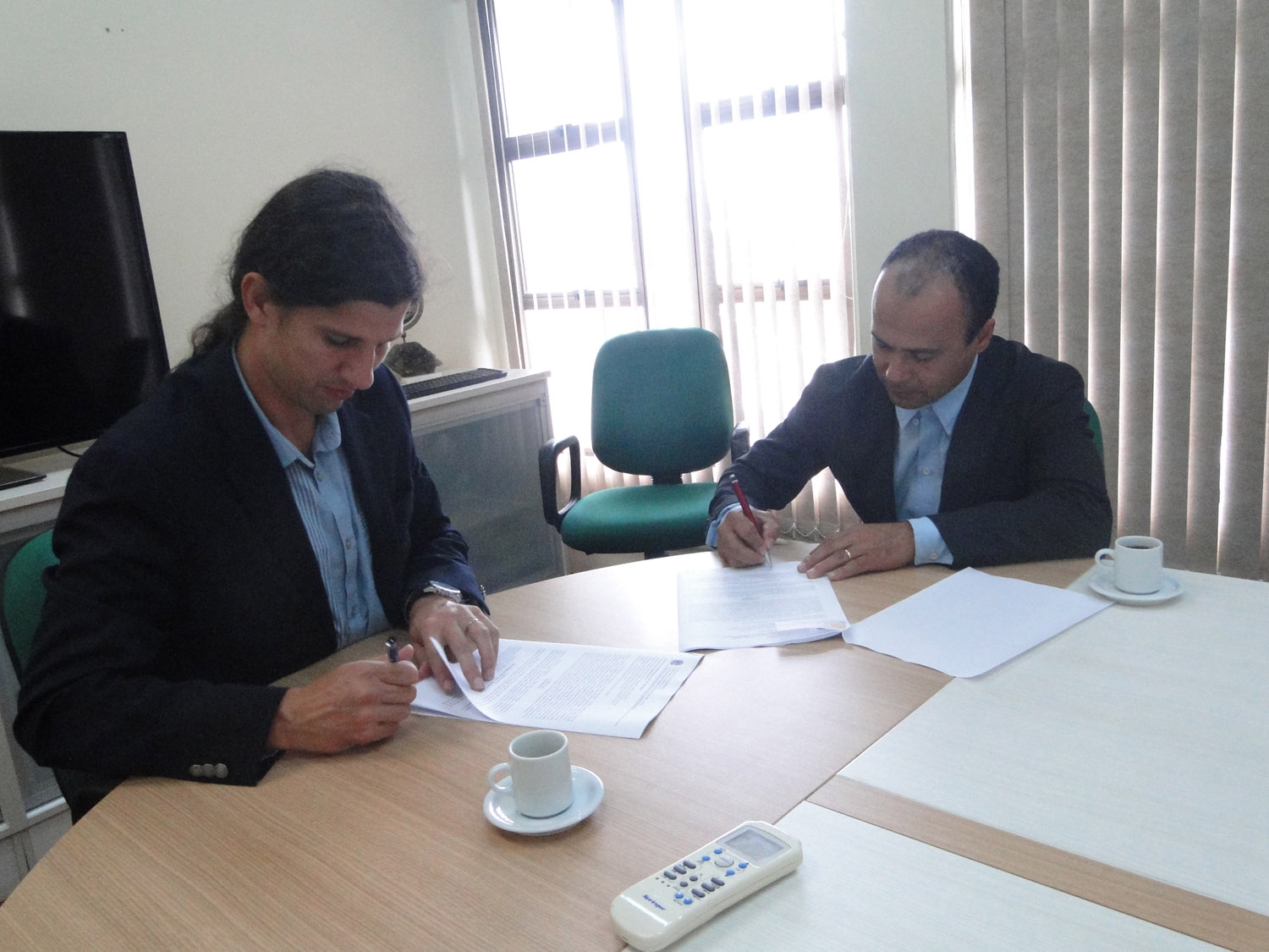 Assinatura do contrato para a construção do novo prédio do IE (Foto de Rosane Borges)