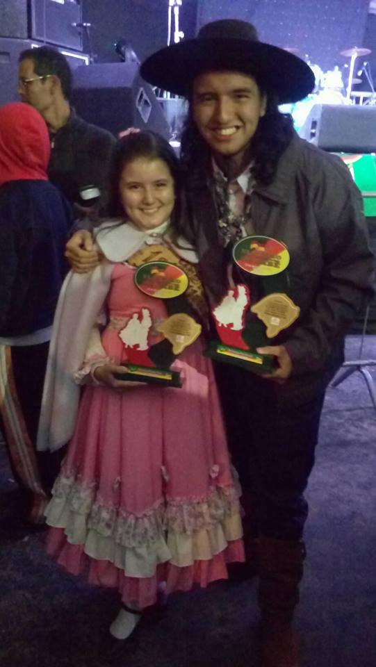 Vitor Ribeiro, campeão na categoria Declamação Peão Juvenil, e Gabrielle