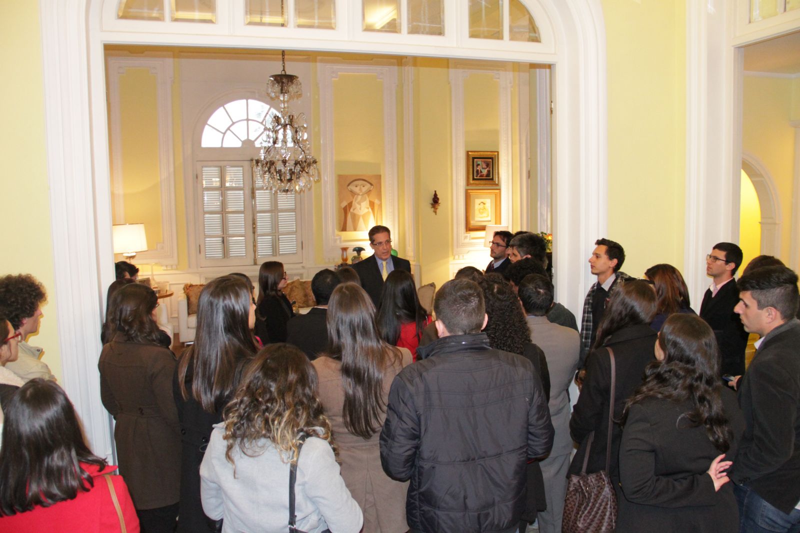 Visita dos estudantes a Embaixada do Brasil em Montevidéu Créditos: Embaixada