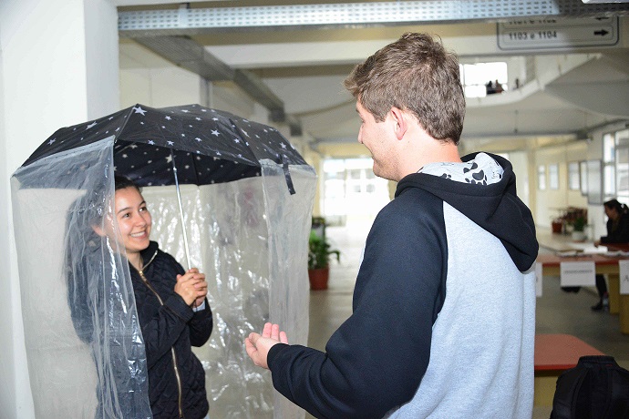 Proteção da chuva nas áreas descobertas do campus conquistou público - Créditos foto: Altemir Viana