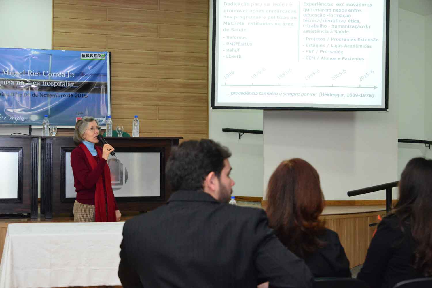 A primeira palestra foi ministrada pela professora doutora Aída Bortheiry Meirelles