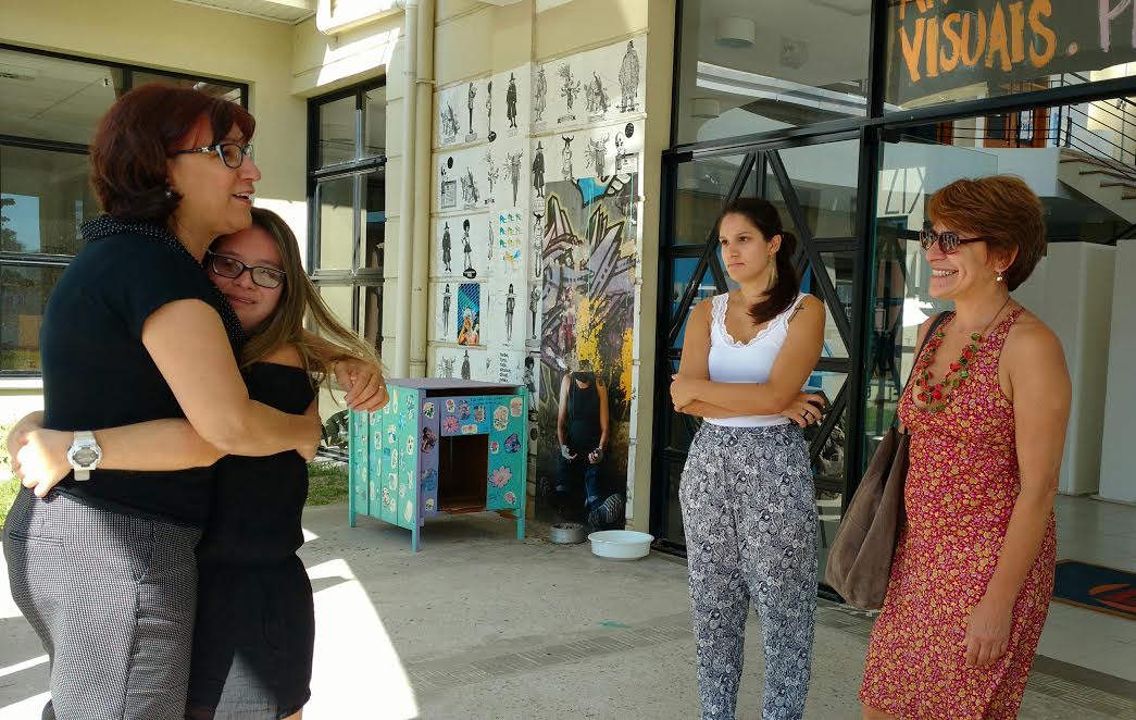 O abraço da reitora Cleuza Dias em Marina antes da defesa do TCC. Crédito: Andréia Pires