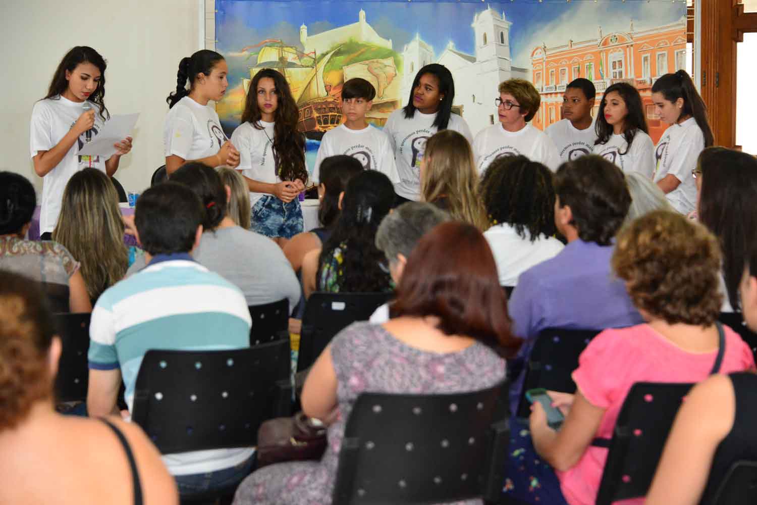 Estudantes da Escola Municipal João de Oliveira Martins, sob orientação da professora Marisa Pires.