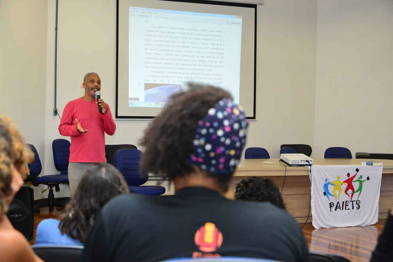 Professor Dagoberto Fonseca, durante sua palestra no auditório da SEaD/FURG.