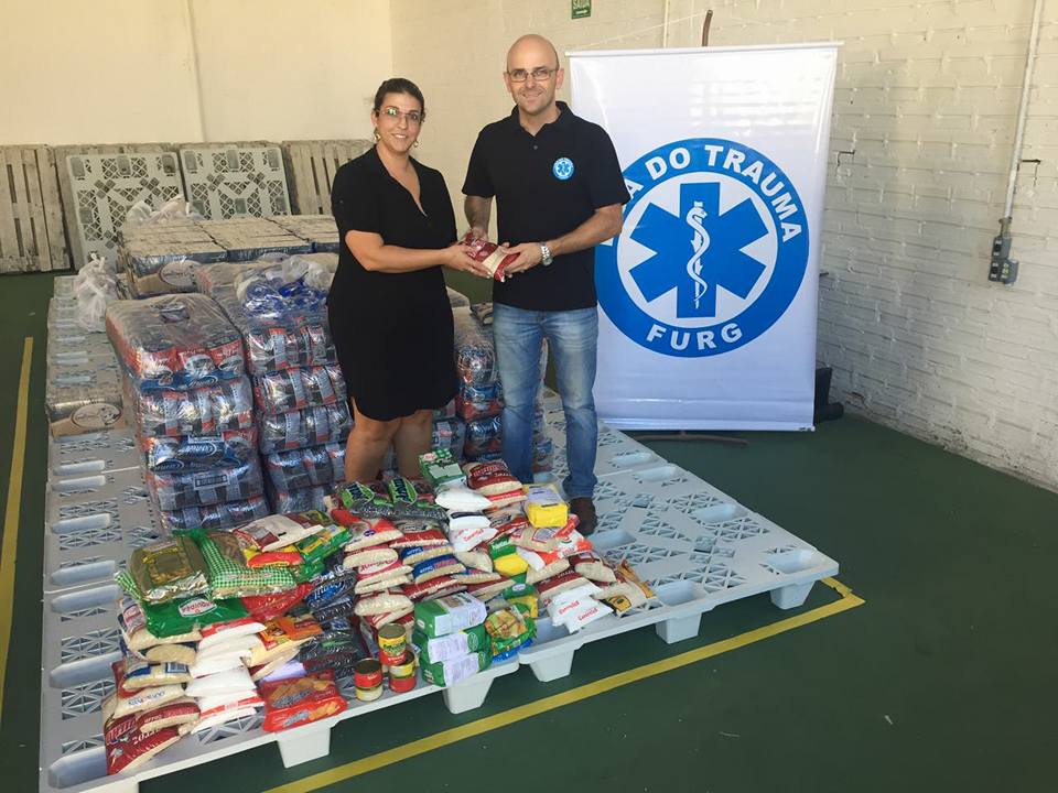 Liga do Trauma doa alimentos ao Banco de Alimentos de Rio Grande.