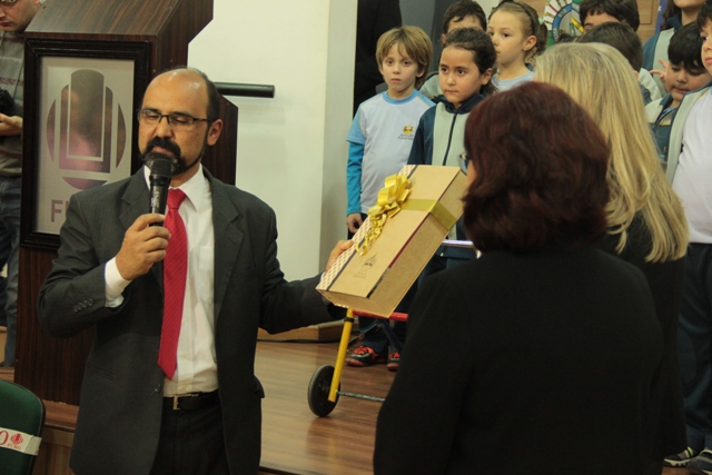 Diretor da Escola Adventista, Rodenei Moreira, entregou presente do Coral para a UTI Pediátrica