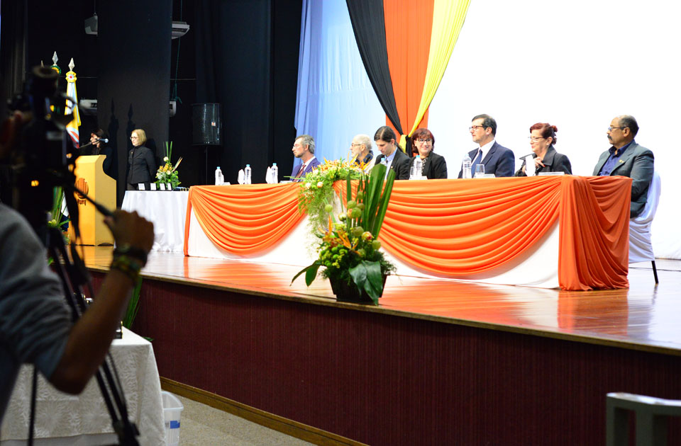 Mesa composta pelos homenageados, reitora Cleuza Dias, vice-reitor Danilo Giroldo e prefeito municipal Alexandre Lindenmeyer